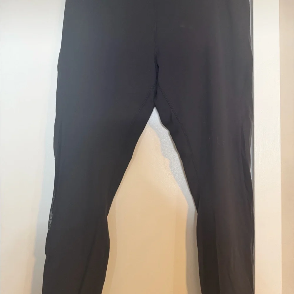 Lululemon wonder train 25 inch with mesh panel - Picture 3 of 3